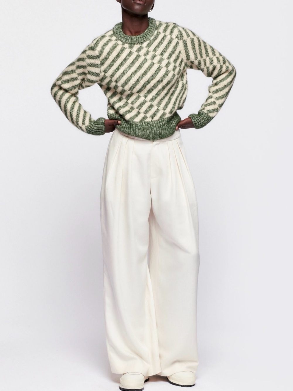 KOTN Asilah Cropped Sweater in the Alabaster / Black Size Small - Picture 2 of 9